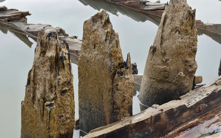 Cơ quan chức năng báo cáo nguồn gốc tàu cổ xuất hiện ở biển Hội An sau bão số 13 - Ảnh 4.