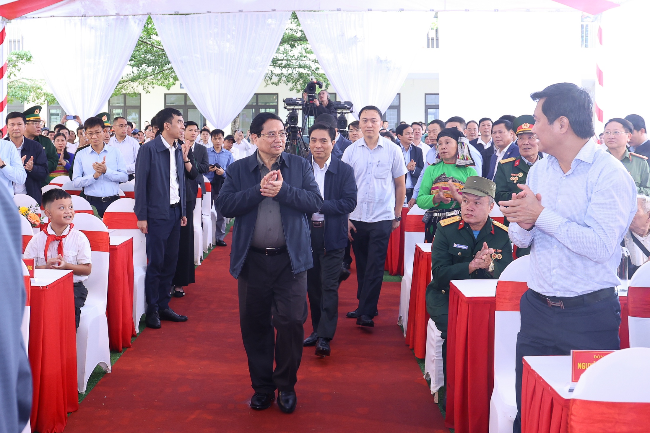 Thủ tướng: Coi xây dựng trường học như là một chiến dịch 