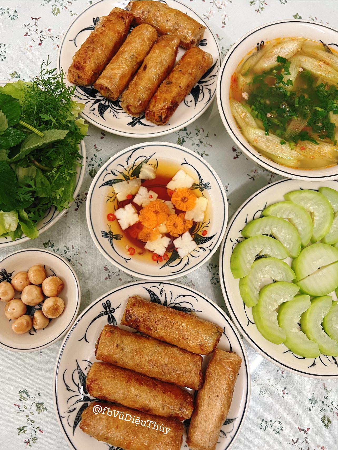 Nem rán truyền thống - Bầu luộc - Canh thịt băm dọc mục nấu chua - Cà teo ngâm mắm - Rau sống