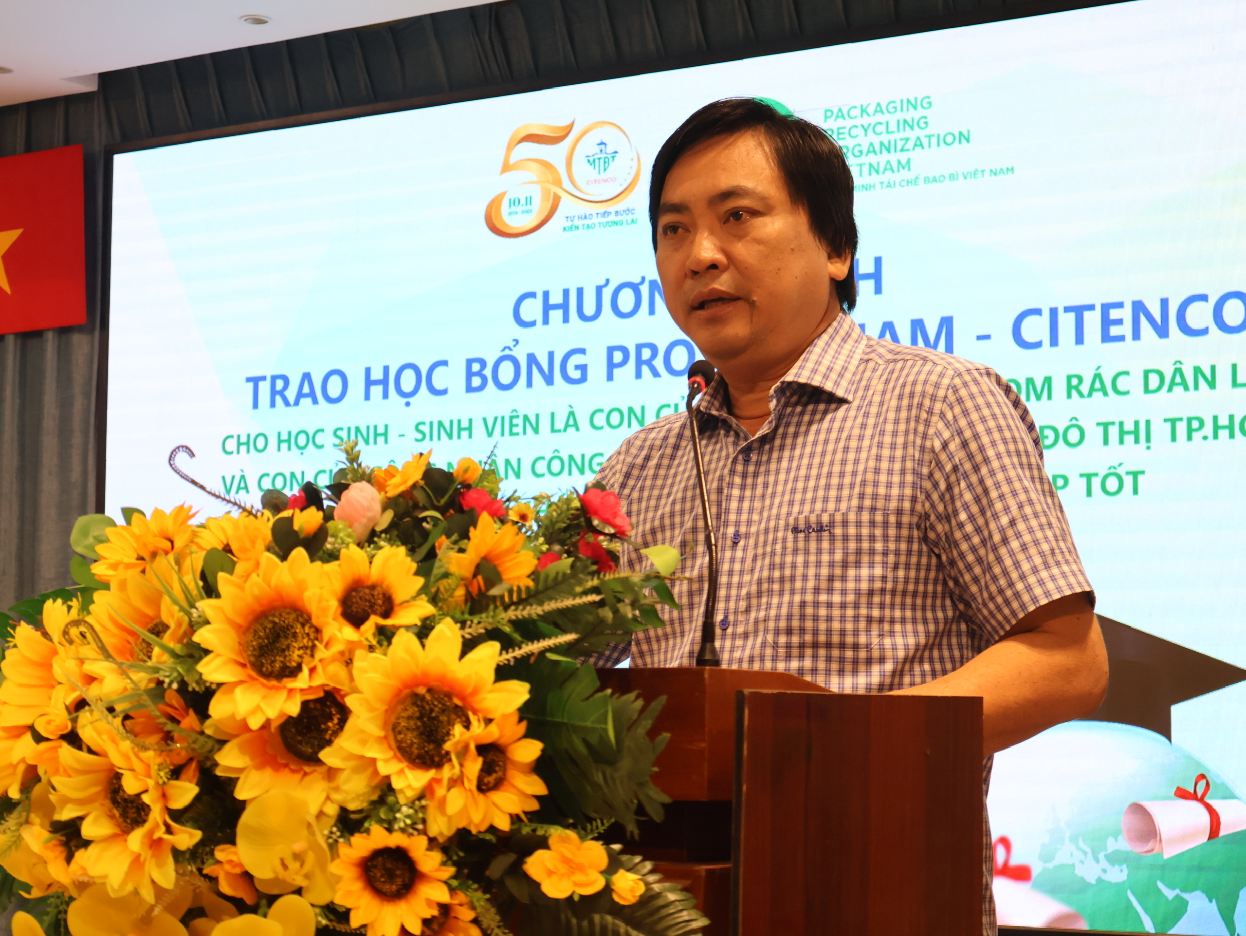 Con của công nhân vệ sinh môi trường nhận học bổng tổng trị giá 200 triệu đồng- Ảnh 1.