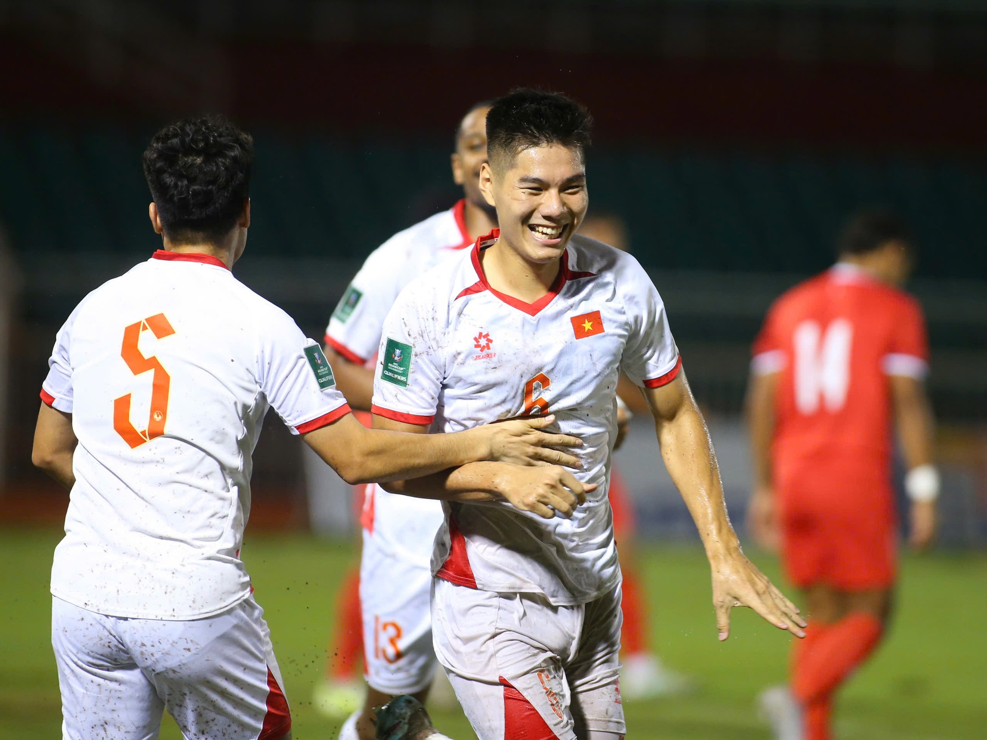 'Bờ vai' vững chãi của sao U.23 Việt Nam Nguyễn Hiểu Minh: Con đi đâu, bố mẹ theo đấy!- Ảnh 2.