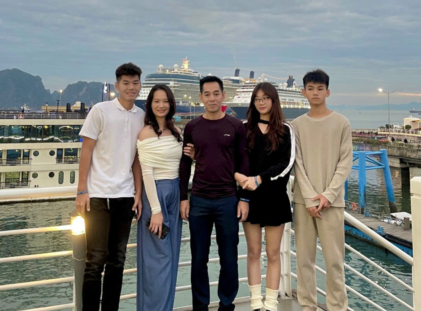 'Bờ vai' vững chãi của sao U.23 Việt Nam Nguyễn Hiểu Minh: Con đi đâu, bố mẹ theo đấy!- Ảnh 1.