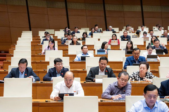 Con dùng AI chẩn đoán bệnh khiến mẹ nhập viện, ĐBQH đề nghị siết quản lý 1 Toàn cảnh phiên thảo luận chiều 27/11.