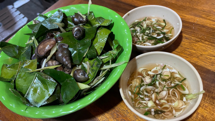 Ốc mang tính hàn cao thường được nấu chung với gừng, sả mang tính nhiệt, vừa tạo nên món ăn ngon, vừa giúp cân bằng lại âm dương trong món ăn.