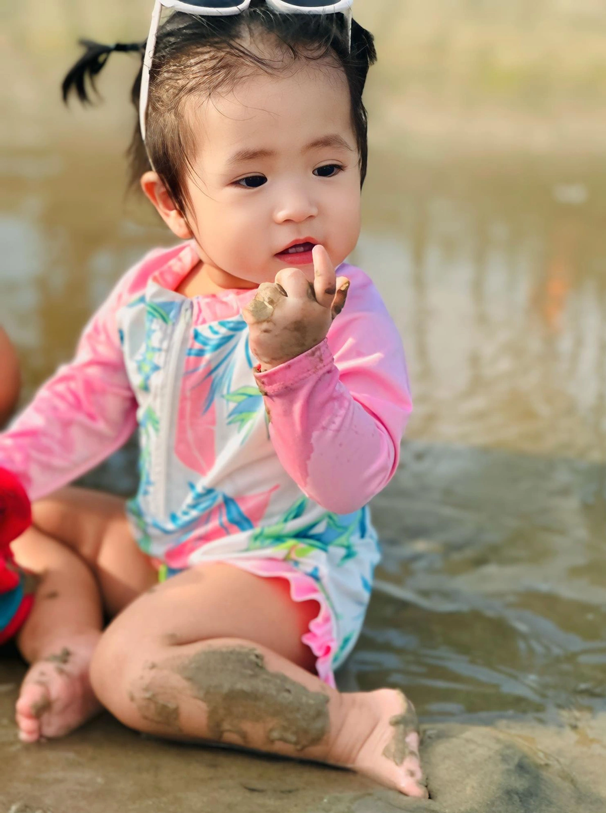 Kỳ Kỳ ngày càng đáng yêu, được nhận xét là bản sao của bố.