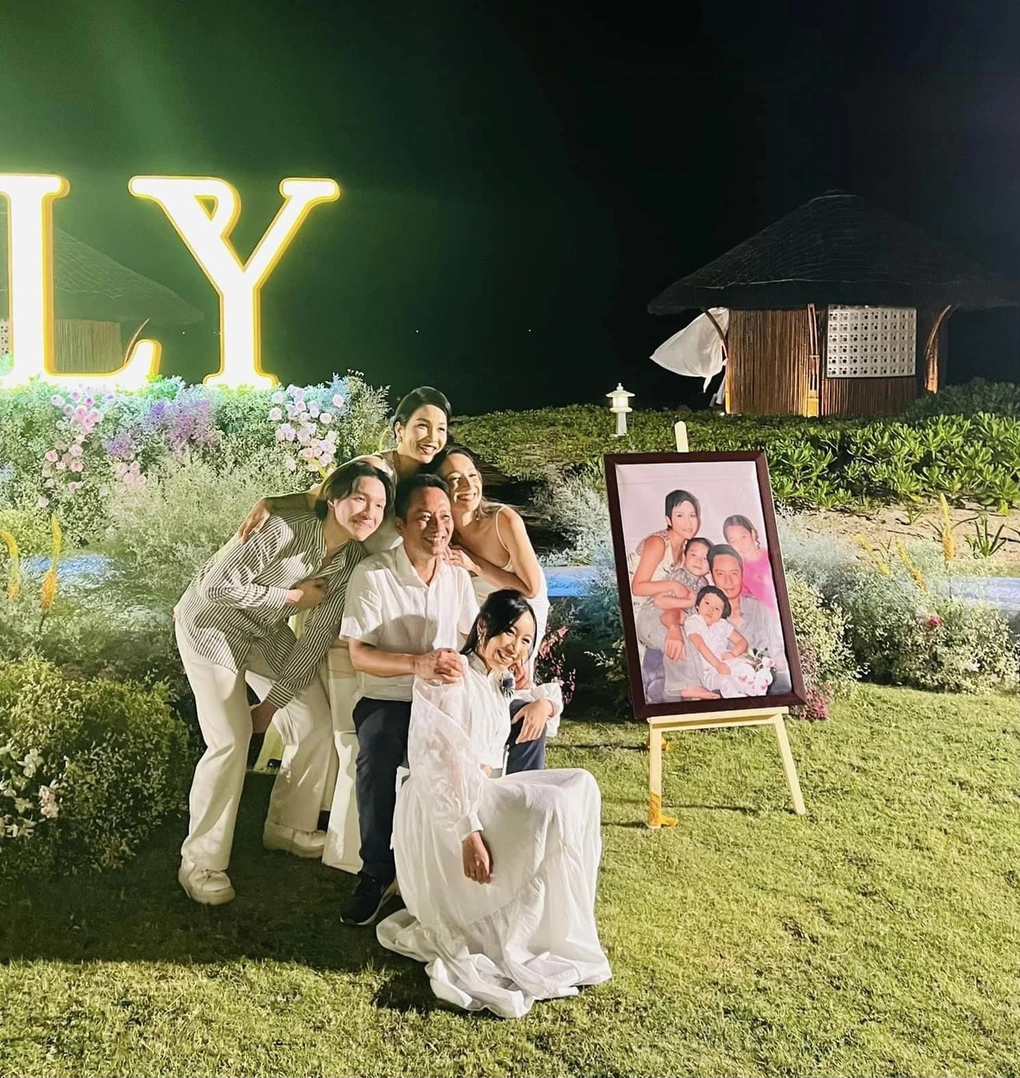 Con gái lai Tây của Mỹ Linh - Anh Quân mừng sinh nhật chồng người Mỹ, nói may mắn vì có ông xã trong đời 12 Khung cảnh vợ chồng Mỹ Linh quây quần bên 3 con.