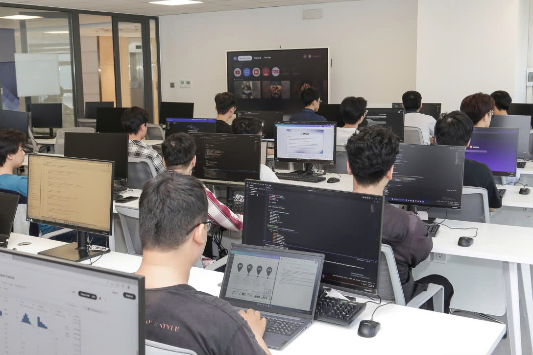 Con khat nhan luc AI Viet