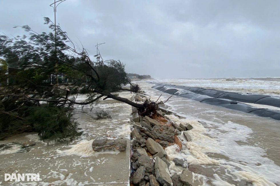 Còn ngổn ngang sau lũ lịch sử, miền Trung lại gồng mình ứng phó bão Koto - 1