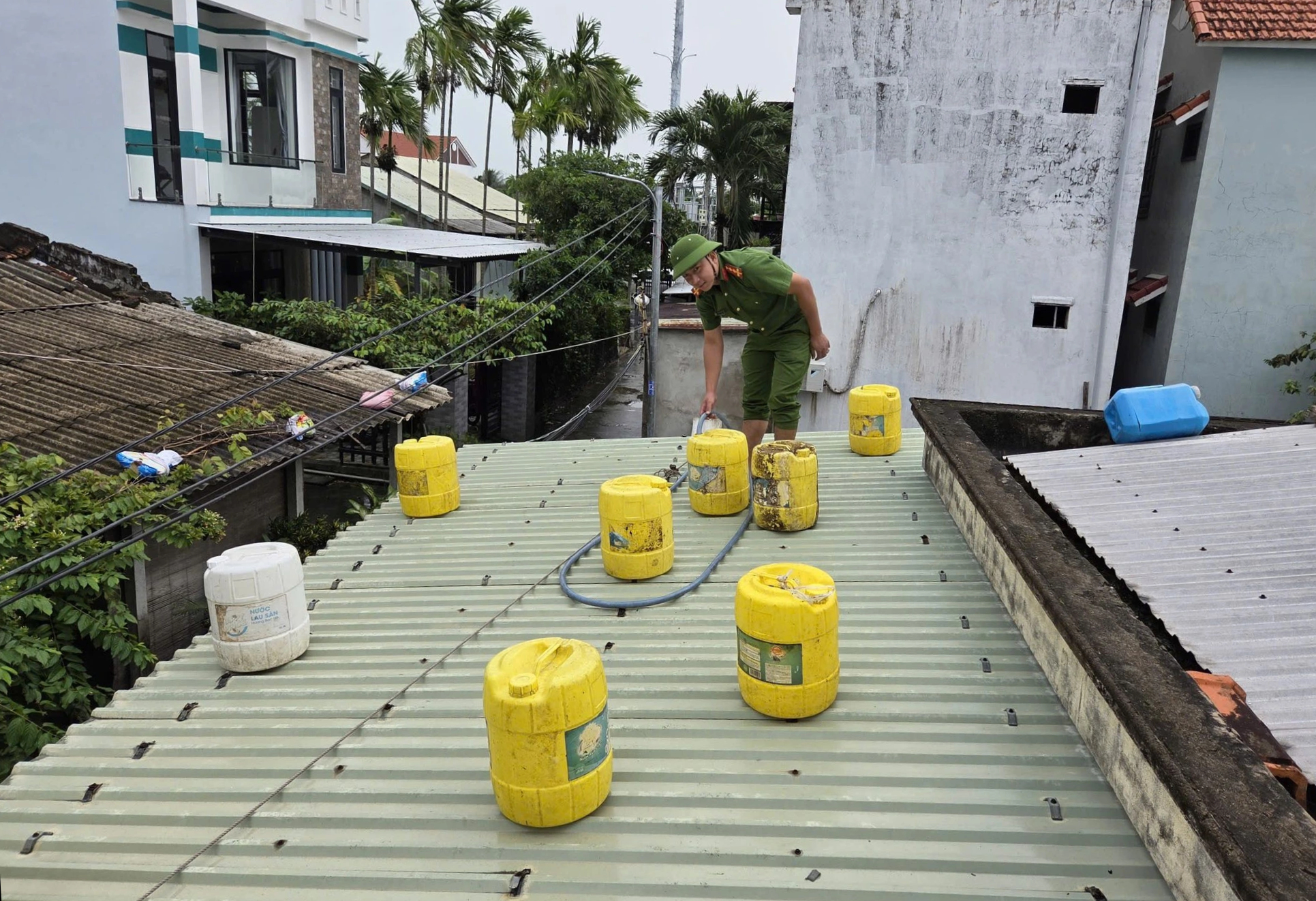 Đà Nẵng: Sơ tán dân, chốt chặn bán đảo Sơn Trà 'chạy đua' trước bão Kalmaegi - Ảnh 5.