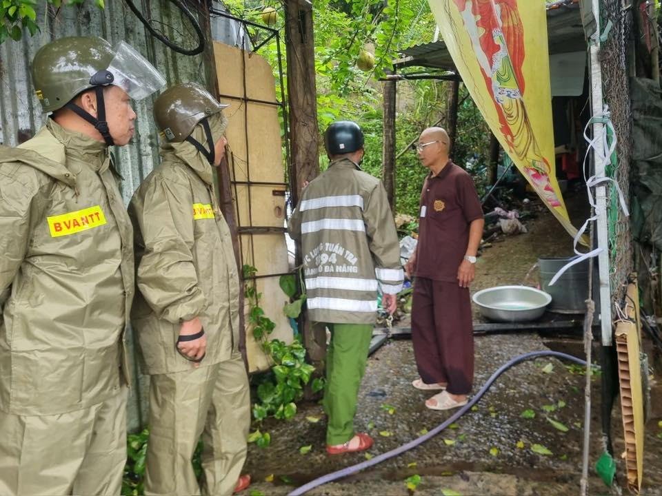 Đà Nẵng: Sơ tán dân, chốt chặn bán đảo Sơn Trà 'chạy đua' trước bão Kalmaegi - Ảnh 1.