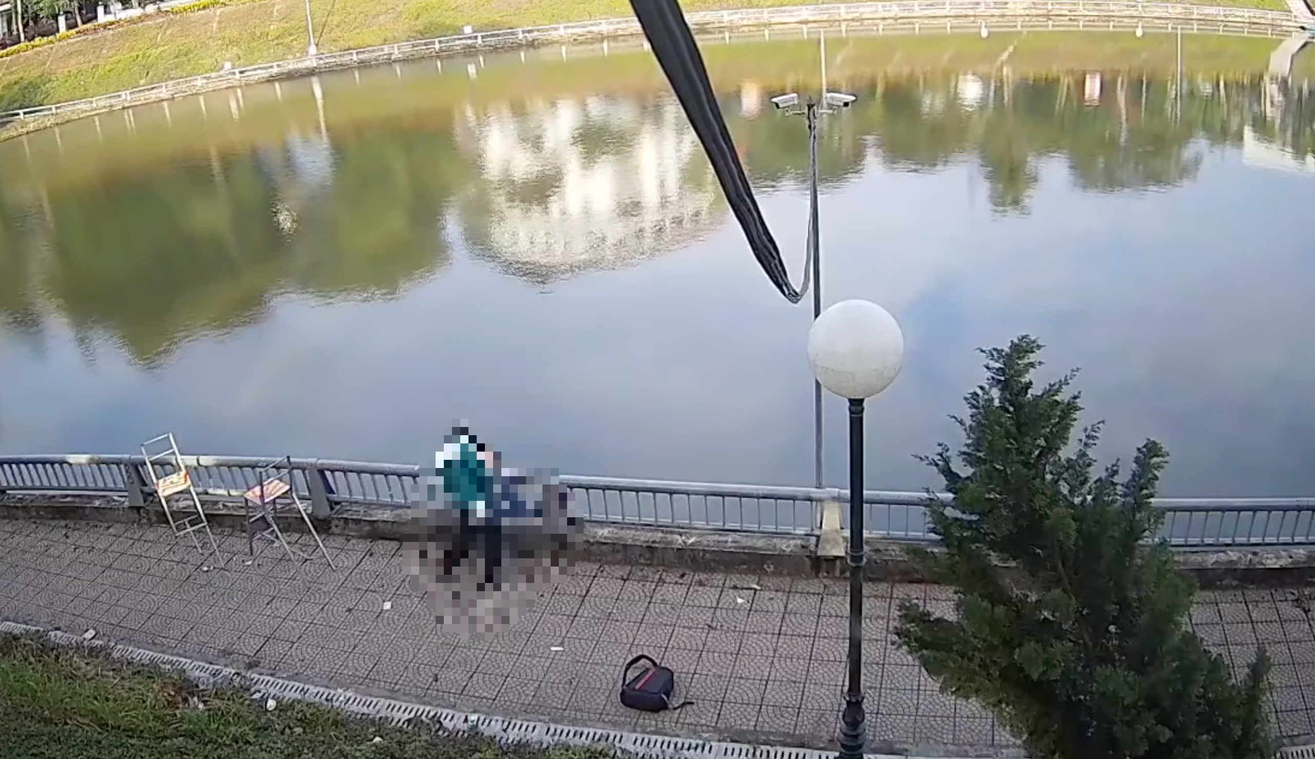 hất xuống hồ - Ảnh 1.