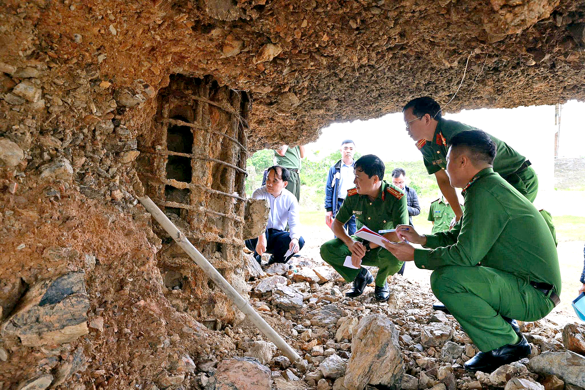 Công an Phú Thọ xác minh phản ánh trụ cầu sông Lô hư hỏng - Ảnh 1.