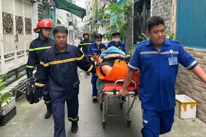 Cứu người đàn ông nặng 150kg bị tai biến từ tầng 3 căn nhà ở TP.HCM
