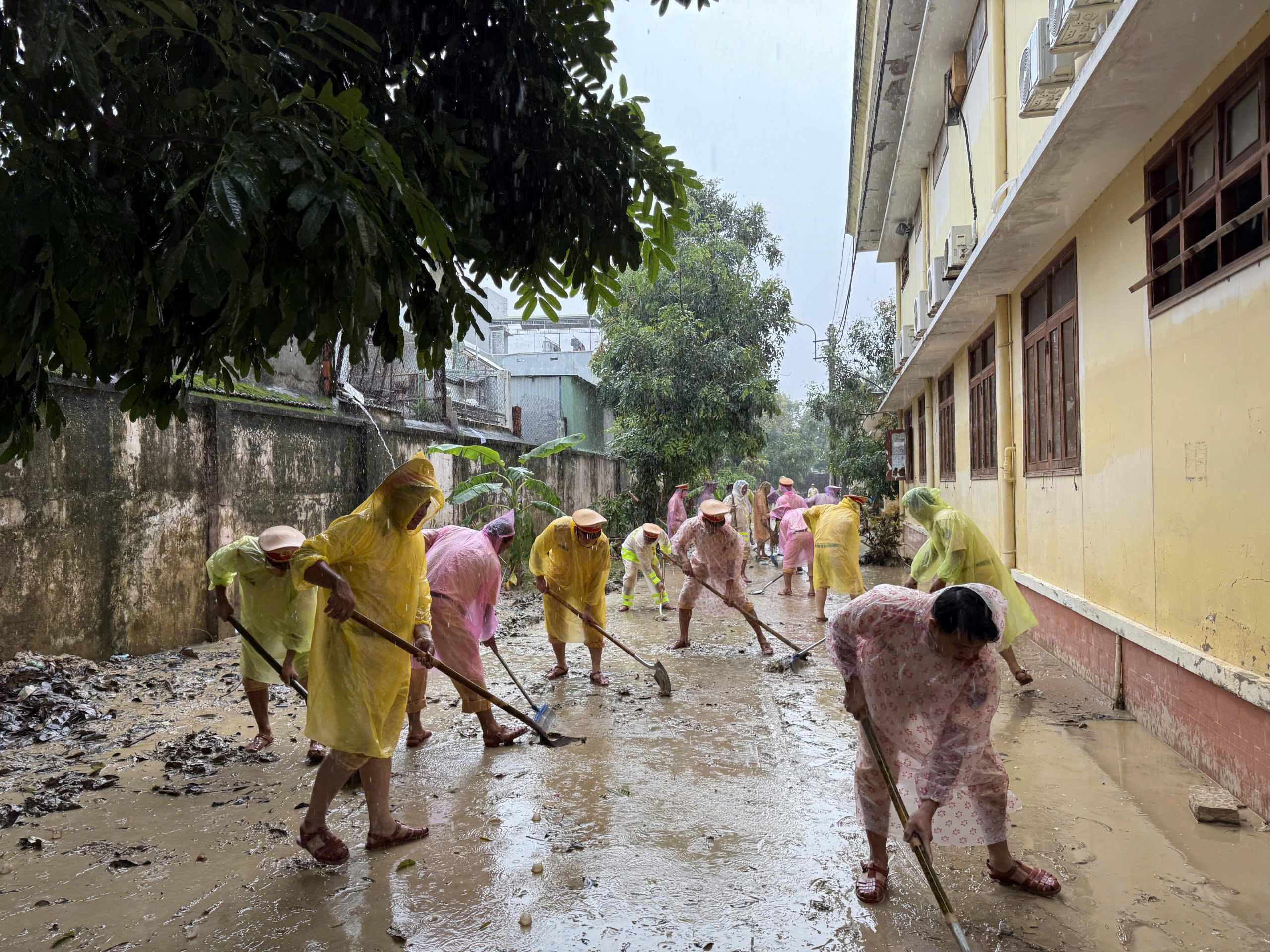 Công an TP . HCM hỗ trợ Đắk Lắk khắc phục hậu quả thiên tai Gia Lai , cứu trợ vùng lũ - Ảnh 1.