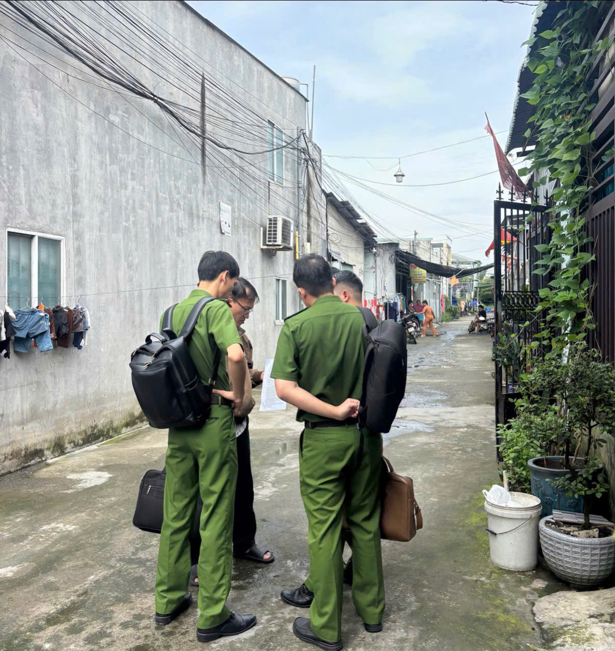 Công an TP.HCM xác định hiện trường xây nhà trái phép 48 căn ở phường Tân Khánh - Ảnh 1.