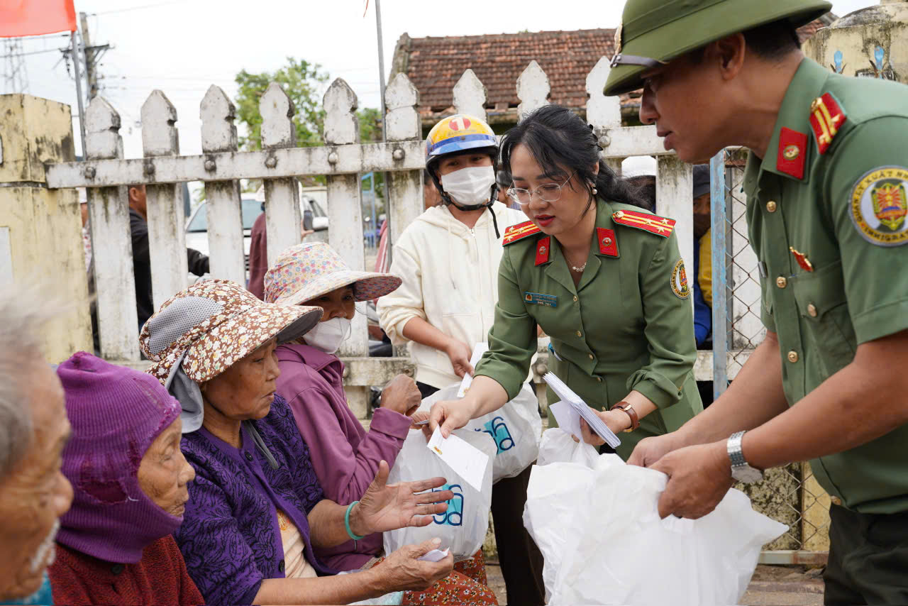 Công an cửa khẩu Tân Sơn Nhất hỗ trợ cộng đồng khắc phục hậu quả bão lũ Đắk Lắk - Ảnh 1.