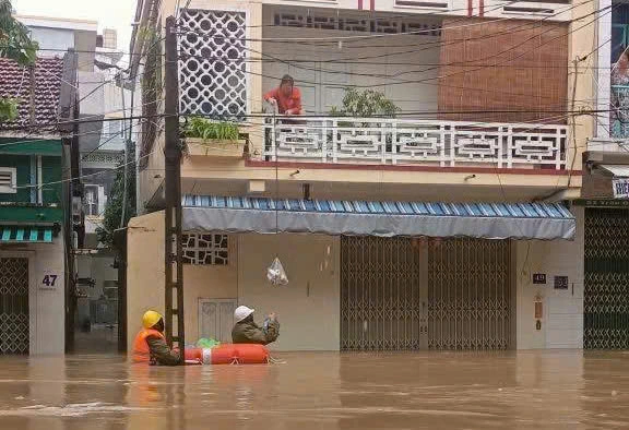 Công an giải cứu người dân Phú Yên cũ mắc kẹt trên cây, mái nhà- Ảnh 7.