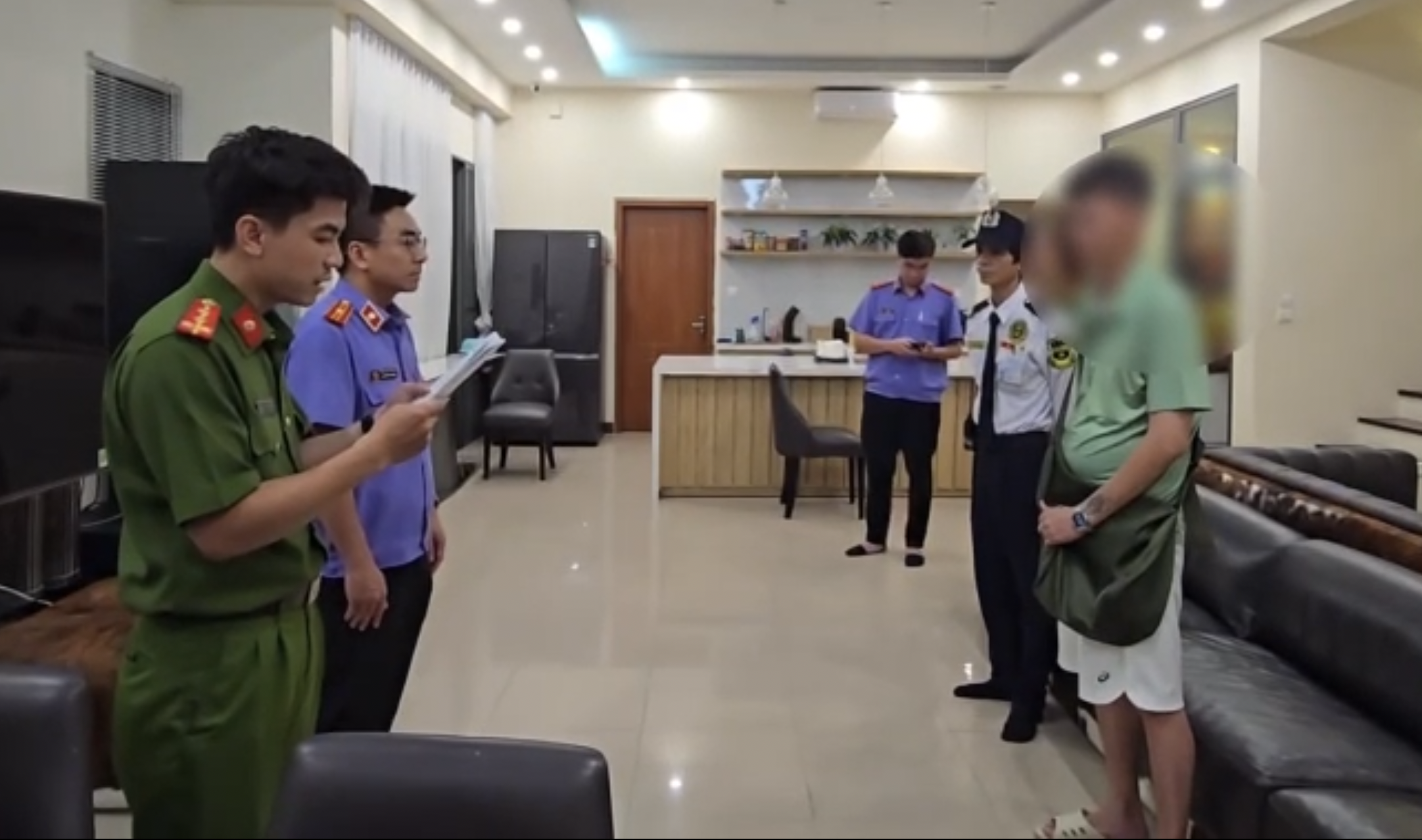 Công an khám xét nơi ở của diễn viên Trương Ngọc Ánh trong khu Thảo Điền - Ảnh 2.