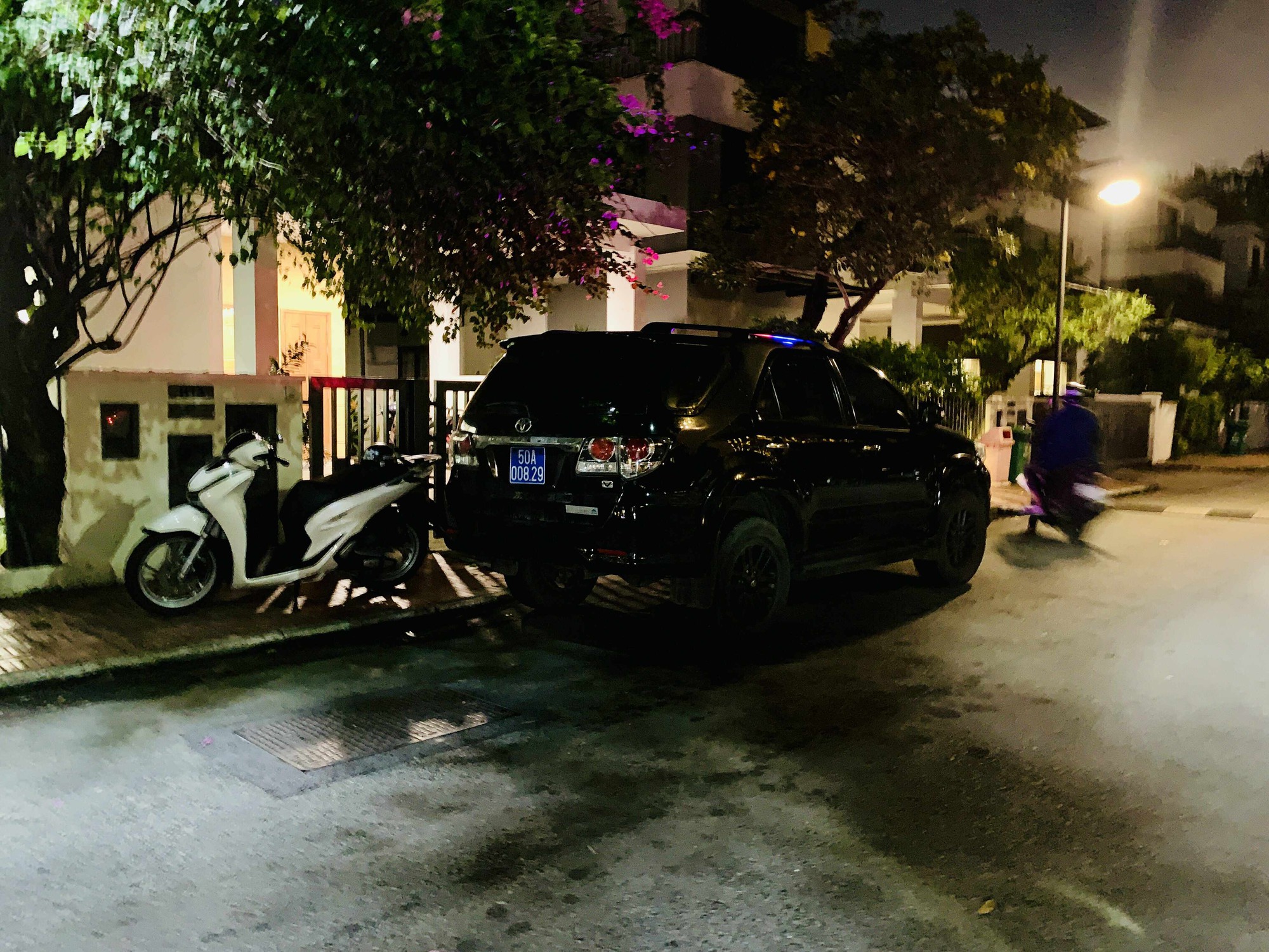 Công an khám xét villa, mở khoá két sắt của Trương Ngọc Ánh- Ảnh 1.