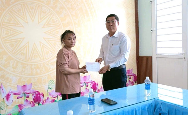 Diễn biến bất ngờ vụ cháu bé 4 tháng tuổi rơi xuống kênh: Công an làm việc với chị Lê Thị Kiều- Ảnh 1.