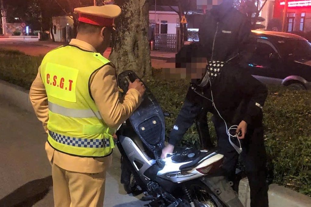 Công an mạnh tay xử lý thanh thiếu niên gây rối trên đường phố - 1