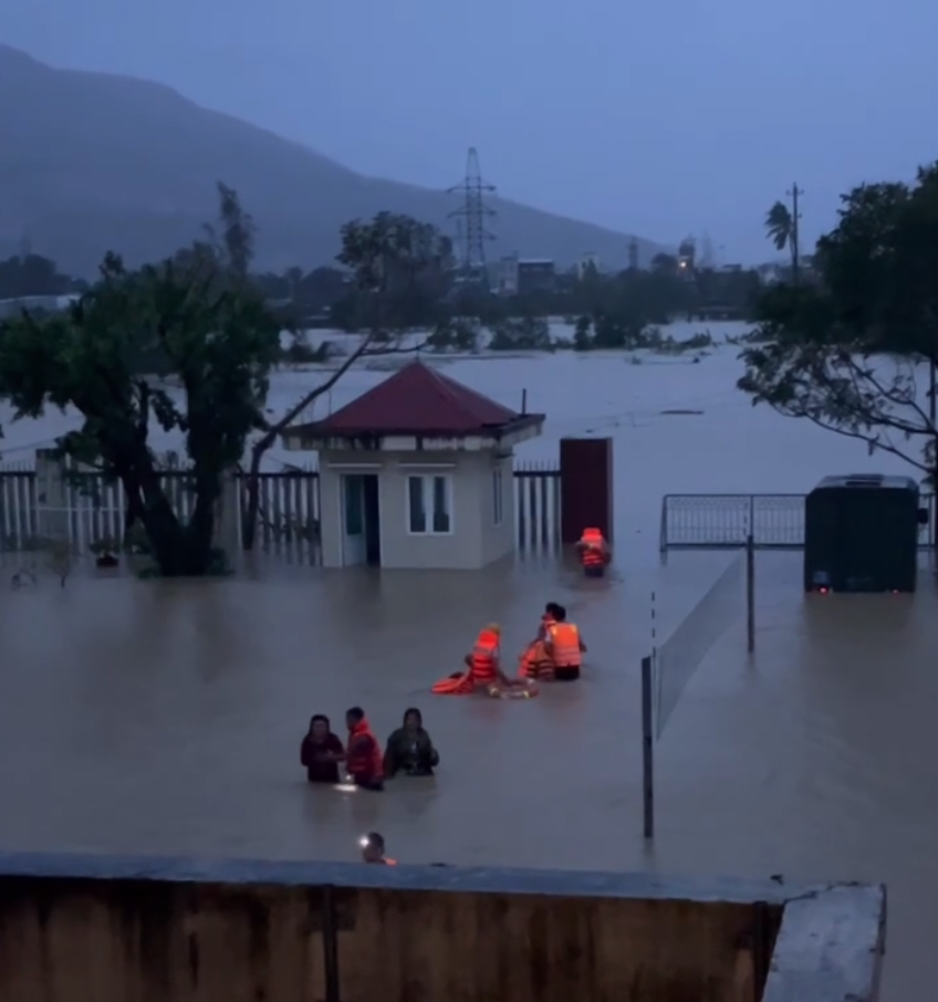 Công an, quân đội Gia Lai cứu dân trong lũ lụt - Ảnh 10.