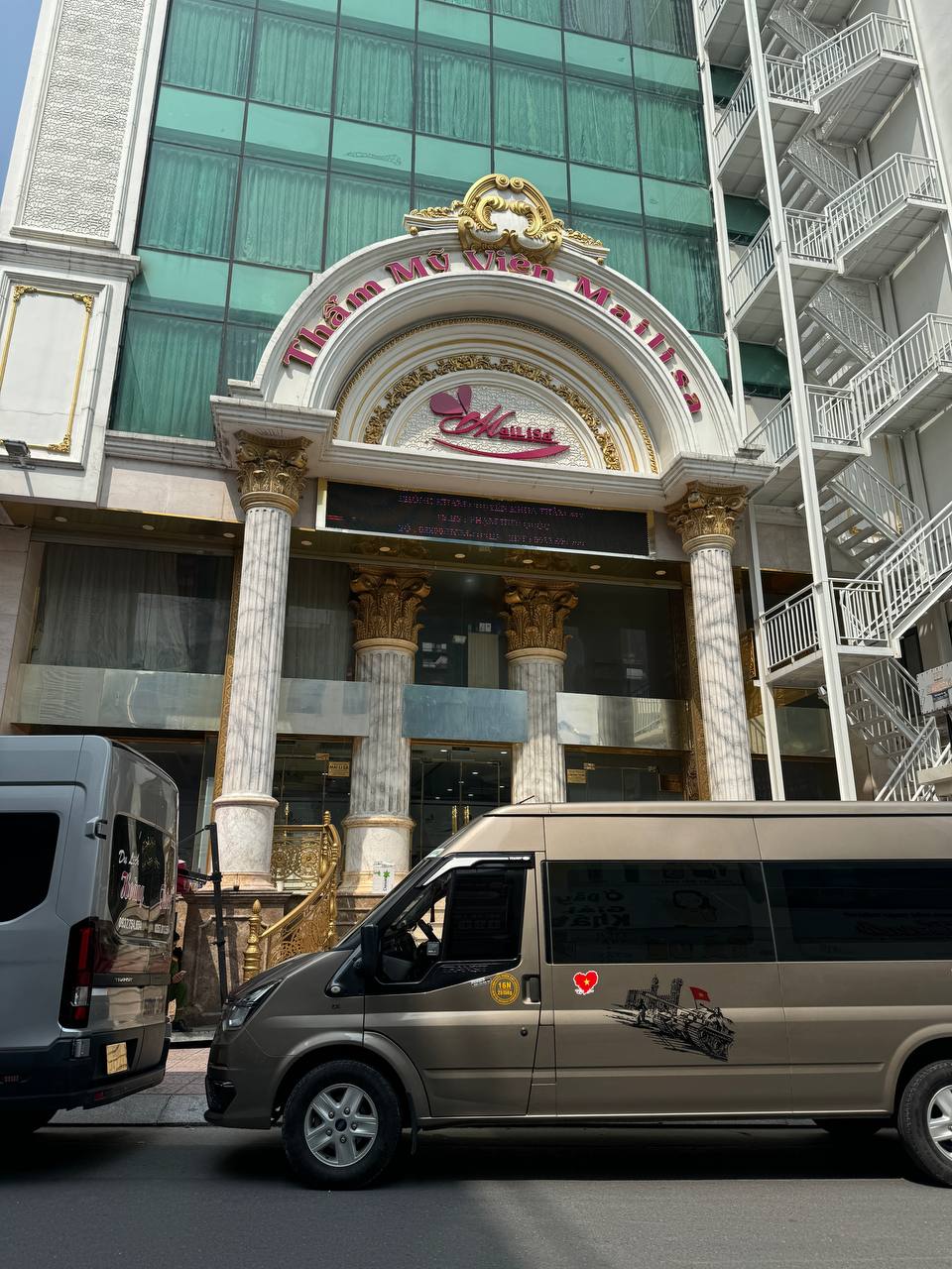 Công an thu giữ nhiều thùng tài liệu từ toà nhà thẩm mỹ viện Mailisa TP.HCM- Ảnh 1.