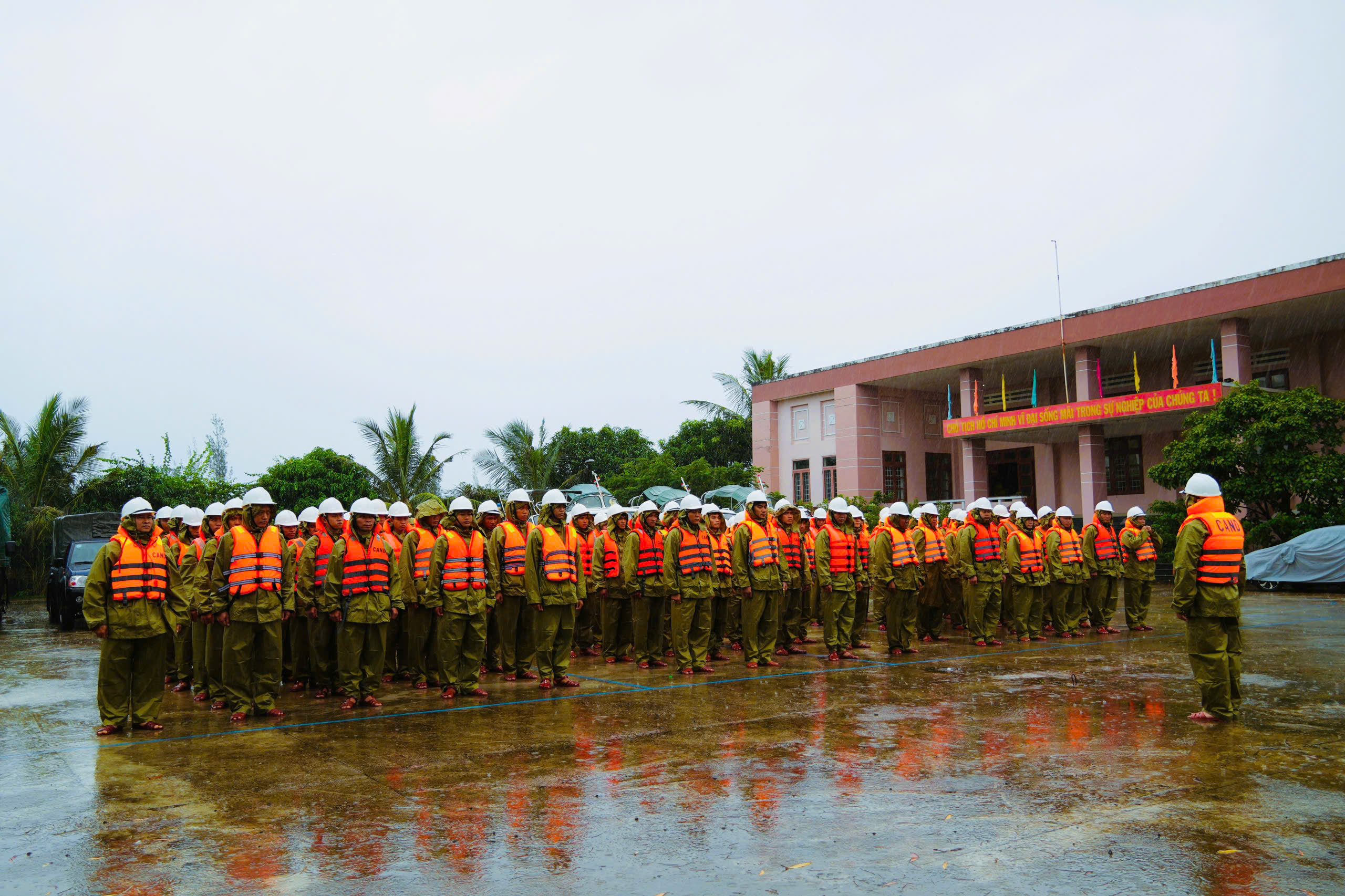 Công an tỉnh Đắk Lắk ứng phó kịp thời với bão Kalmaegi hỗ trợ người dân - Ảnh 1.