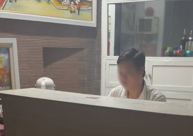 Nữ du khách bất bình khi lễ tân khách sạn từ chối cho nhận phòng. Ảnh cắt từ clip