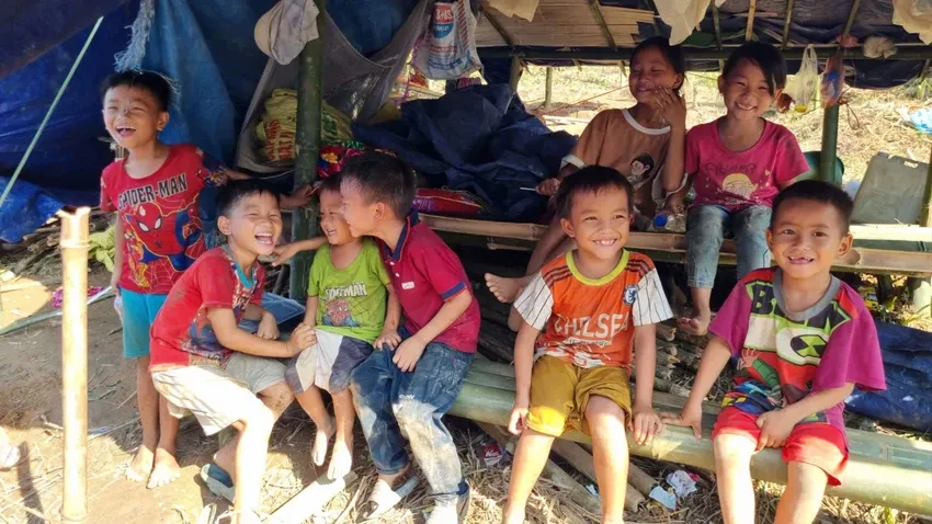 Thôn Kho Vang xã Cốc Lầu, huyện Bắc Hà, tỉnh Lào Cai bị chia cắt vì lũ, rất may 115 người dân an toàn, trong đó có nhiều trẻ em. Ảnh: THANH TÚ - VÕ TÙNG CÔNG BỐ SAO KÊ