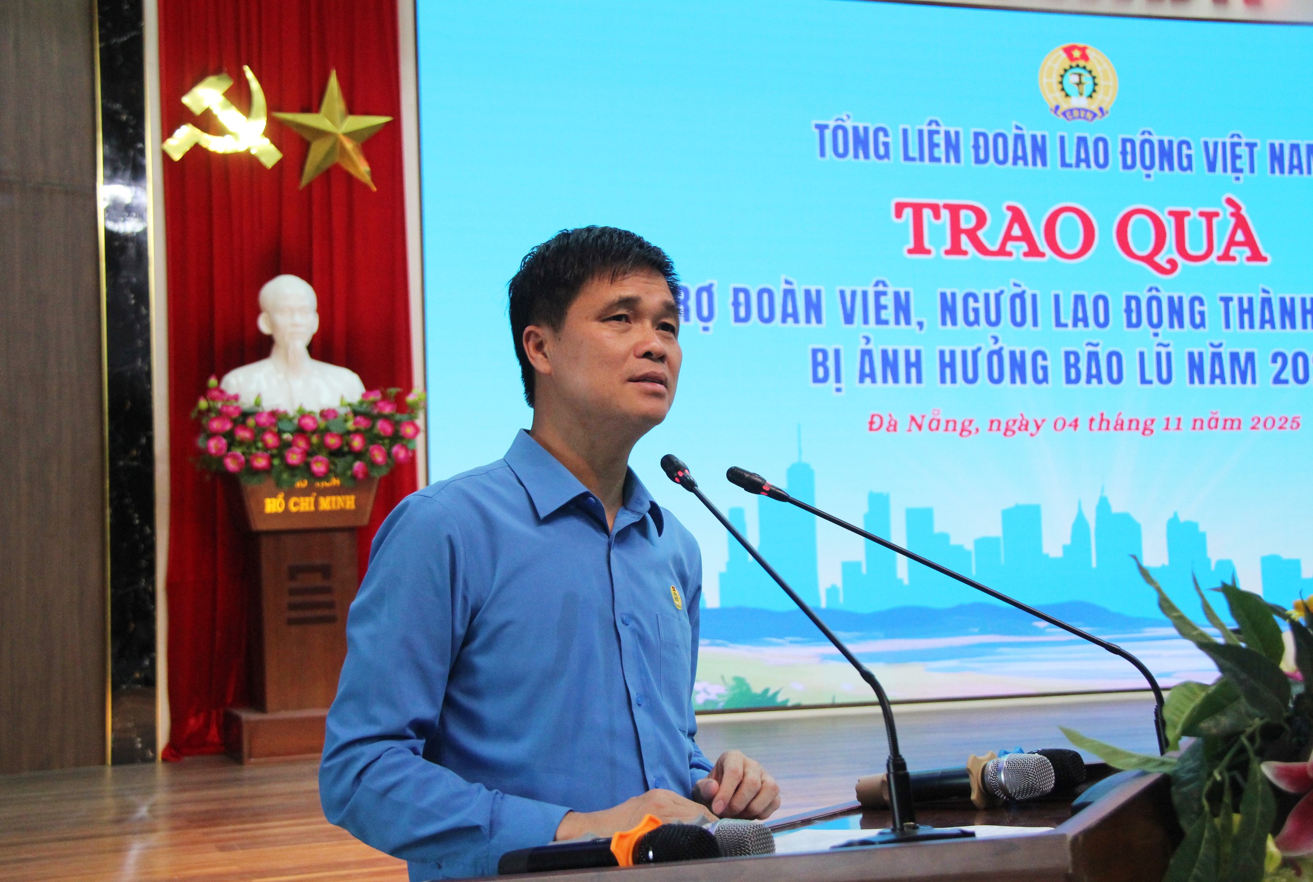 Công đoàn Đà Nẵng chi hơn 18,6 tỉ đồng hỗ trợ đoàn viên bị ảnh hưởng bởi mưa lũ - Ảnh 1.