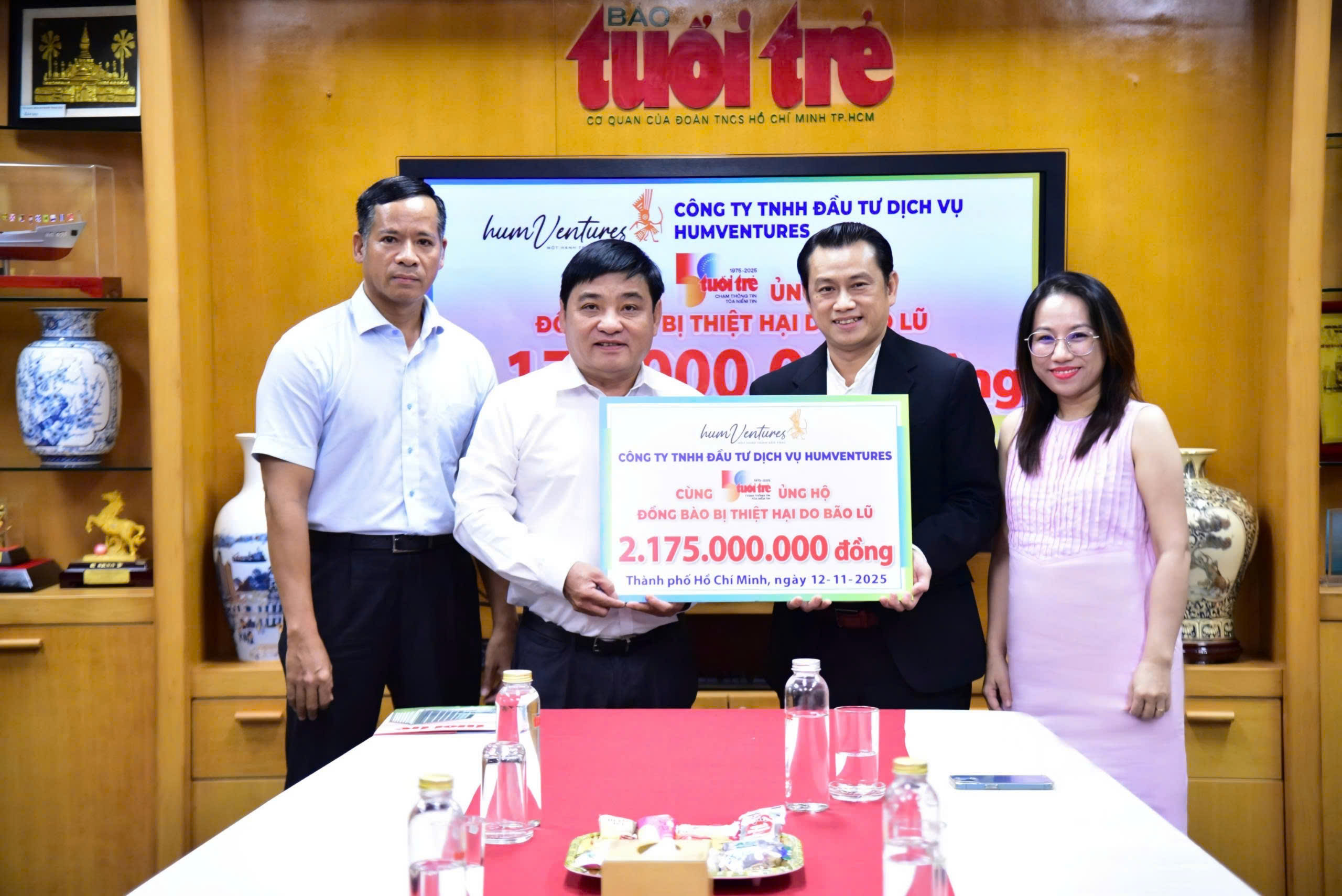 Công ty Humventures trao Tuổi Trẻ gần 2,2 tỉ đồng ủng hộ đồng bào miền Trung - Ảnh 1.