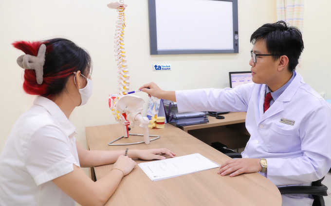 Bác sĩ Sơn giải thích tình trạng cột sống cho người bệnh. Ảnh minh họa: Phòng khám Đa khoa Tâm Anh Quận 7