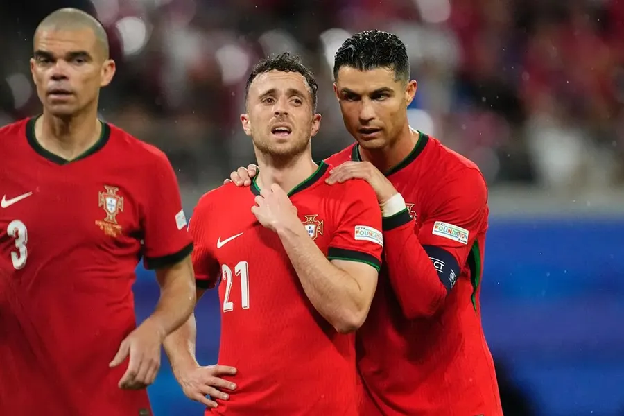 Cử chỉ cảm động của Ronaldo dành cho gia đình Jota cho thấy anh sống rất tình cảm. ẢNH: NURPHOTO cu-chi-cam-dong-cua-ronaldo.jpg