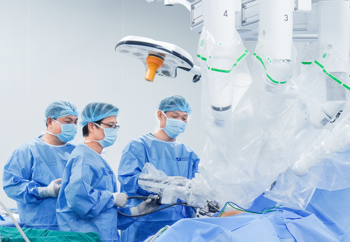 Êkip bác sĩ phẫu thuật với sự hỗ trợ của robot Da Vinci Xi cắt u thận cho ông Minh. Ảnh: Bệnh viện Đa khoa Tâm Anh