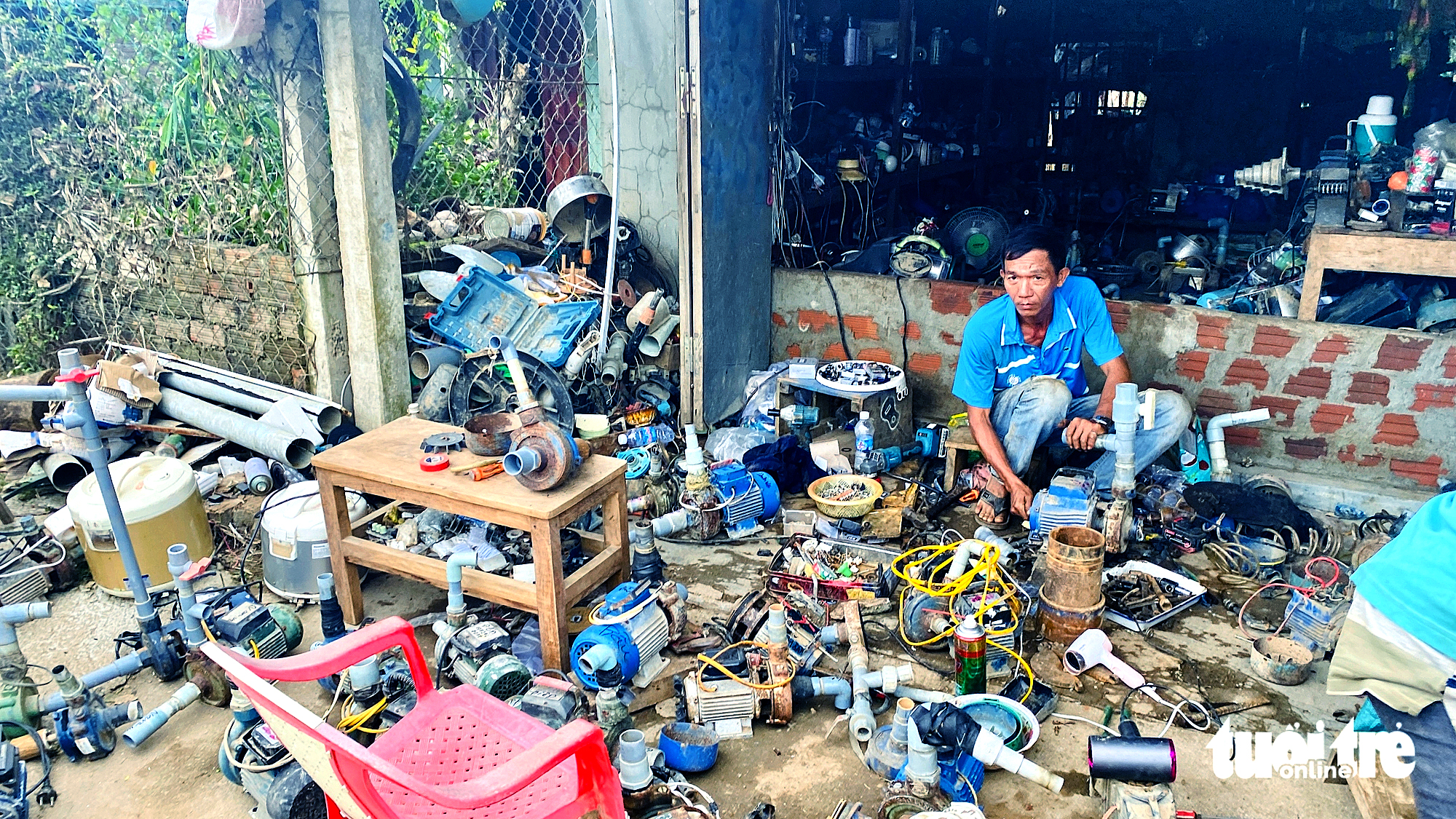 Cửa hàng sửa máy bơm bị 'quay như chong chóng' vẫn vui vì giúp được bà con dọn bùn - Ảnh 1.