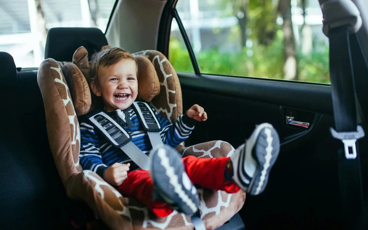 Cục CSGT: Có thể sử dụng ghế, đệm hoặc dây đai dành riêng phù hợp với trẻ trên ô tô - Ảnh 3.