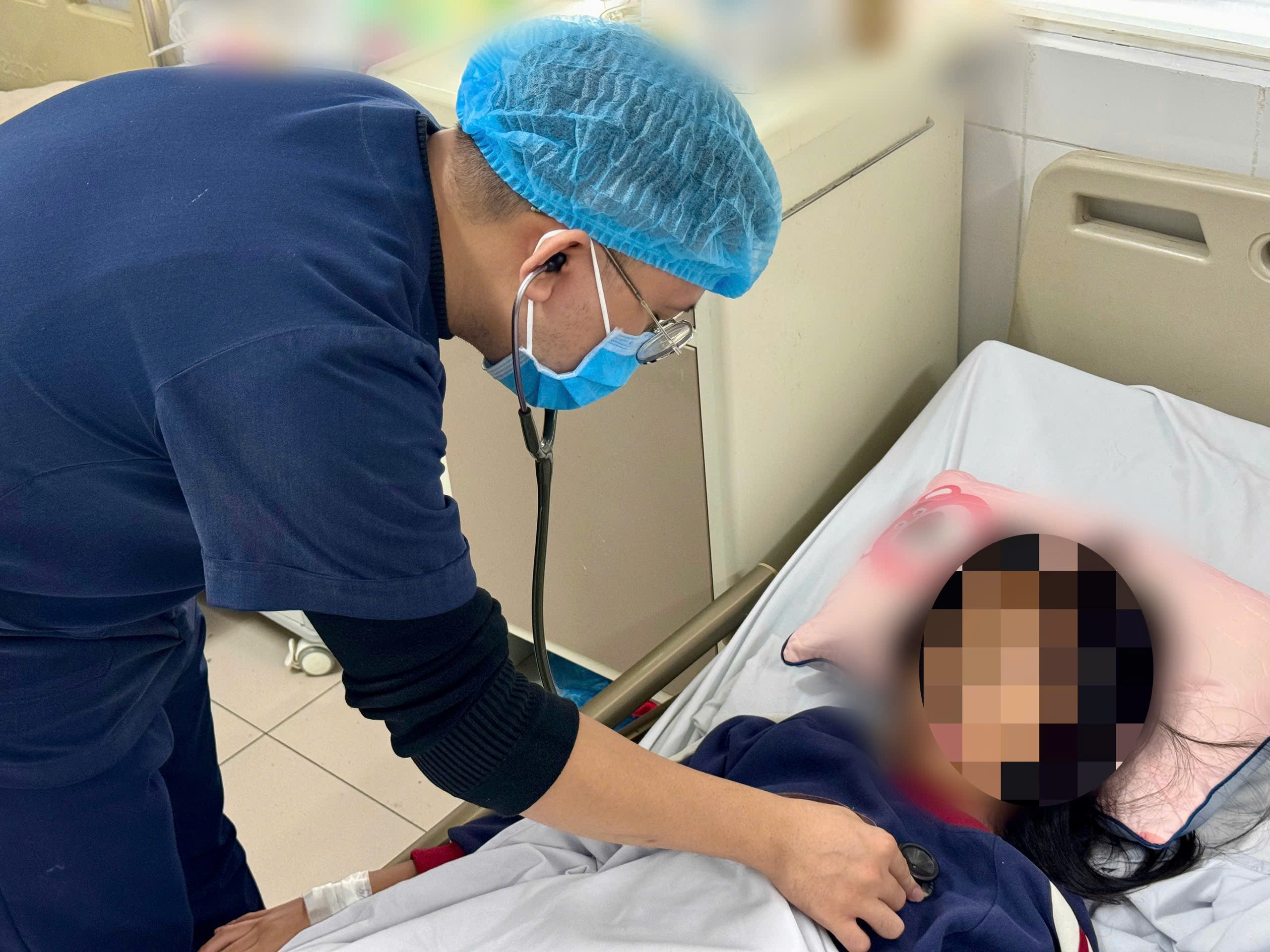 Bác sĩ thăm khám cho bệnh nhân. 