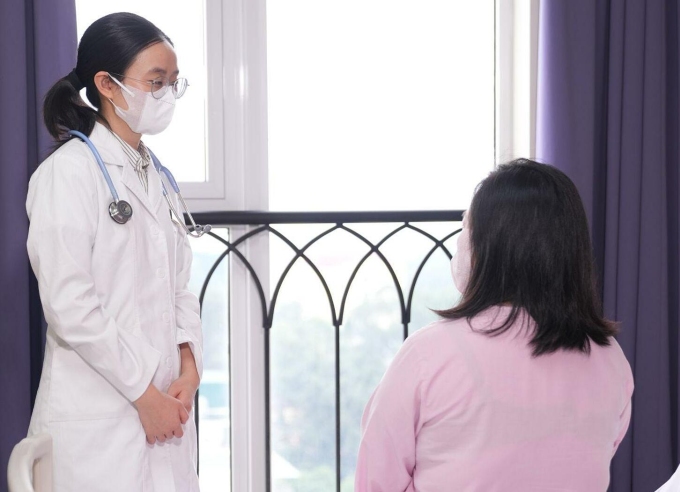 Bác sĩ khoa Nội Tổng hợp khám cho một bệnh nhân mắc cúm A. Ảnh minh họa: Bệnh viện Đa khoa Tâm Anh