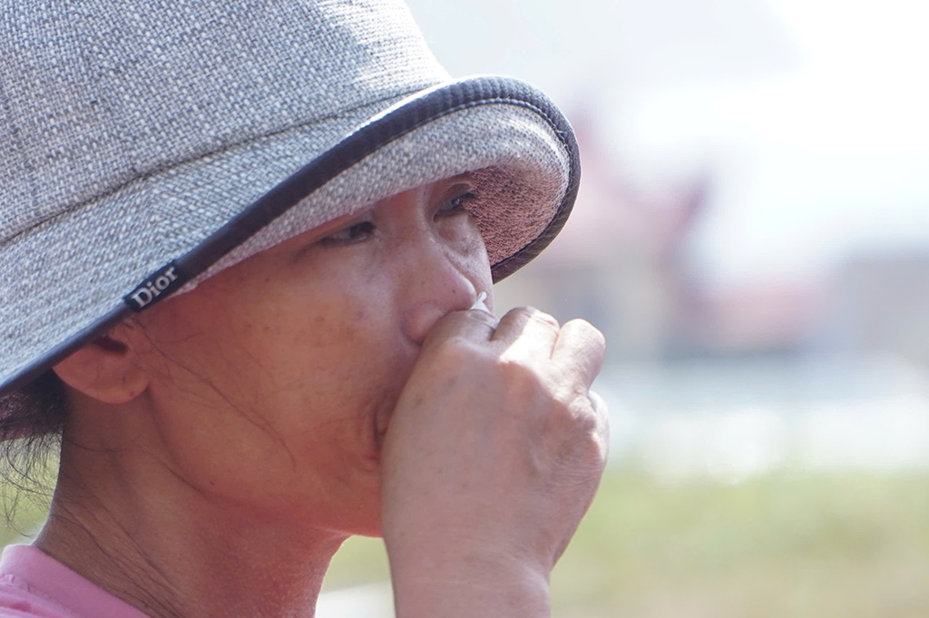 Cùng người dân vùng lũ dựng lại nhà kịp đón tết - Ảnh 2.