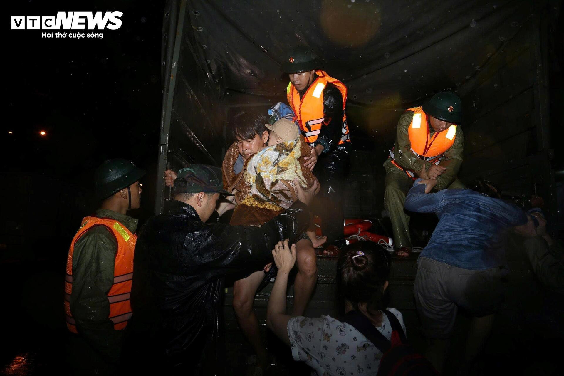 Cuộc chạy đua giữa sự sống và dòng lũ xiết- Ảnh 1.