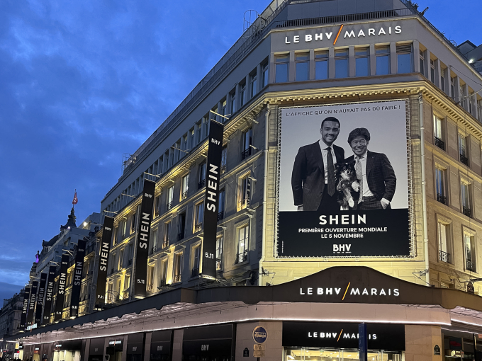 Quảng cáo Shein tại trung tâm thương mại BHV vớihình Chủ tịch SGM Frédéric Merlin (bên trái), Chủ tịch điều hành Shein Donald Tang và chú chó Satchi. Ảnh: Reuters