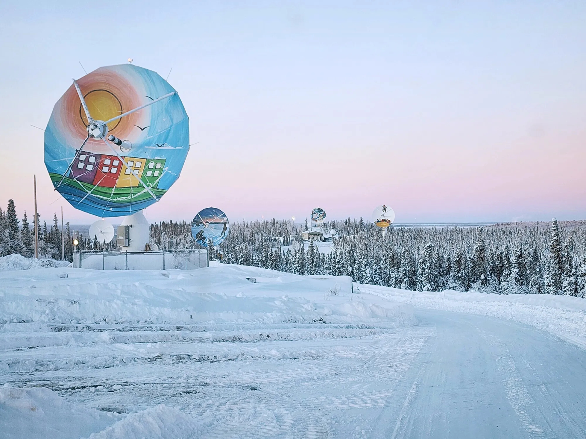 Cuộc đua không gian với Trung Quốc làm bùng nổ xây dựng ăng - ten vệ tinh ở Bắc cực - Ảnh 1. Bắc cực - Ảnh 1.