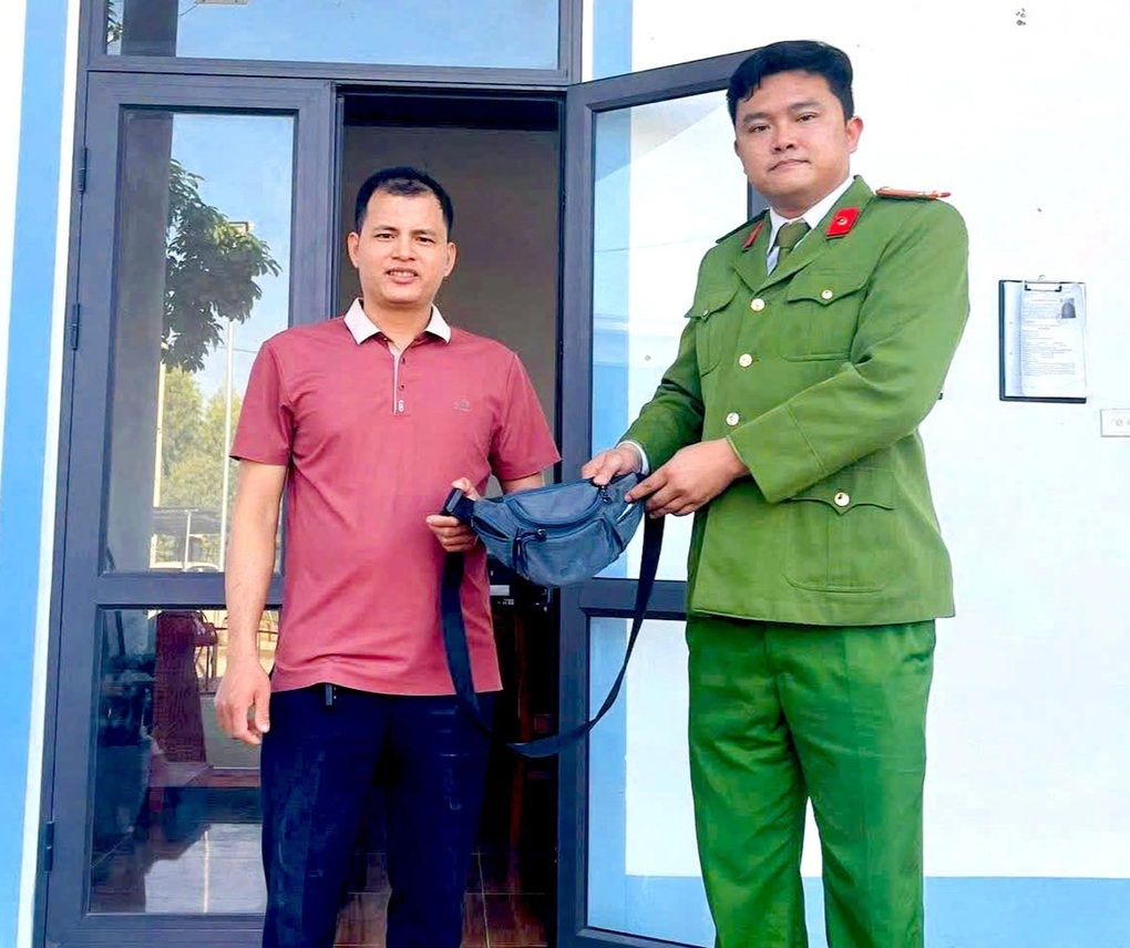 Cuộc gặp tình cờ giúp du khách nước ngoài tìm lại túi tiền rơi tại Việt Nam - 1