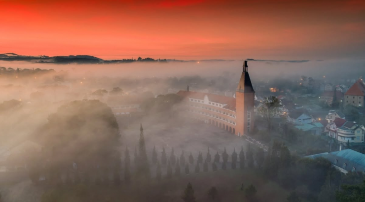 Trường Cao đẳng Sư phạm Đà Lạt huyền ảo trong khoảnh khắc bình minh. Ảnh: Trần Quang Anh.