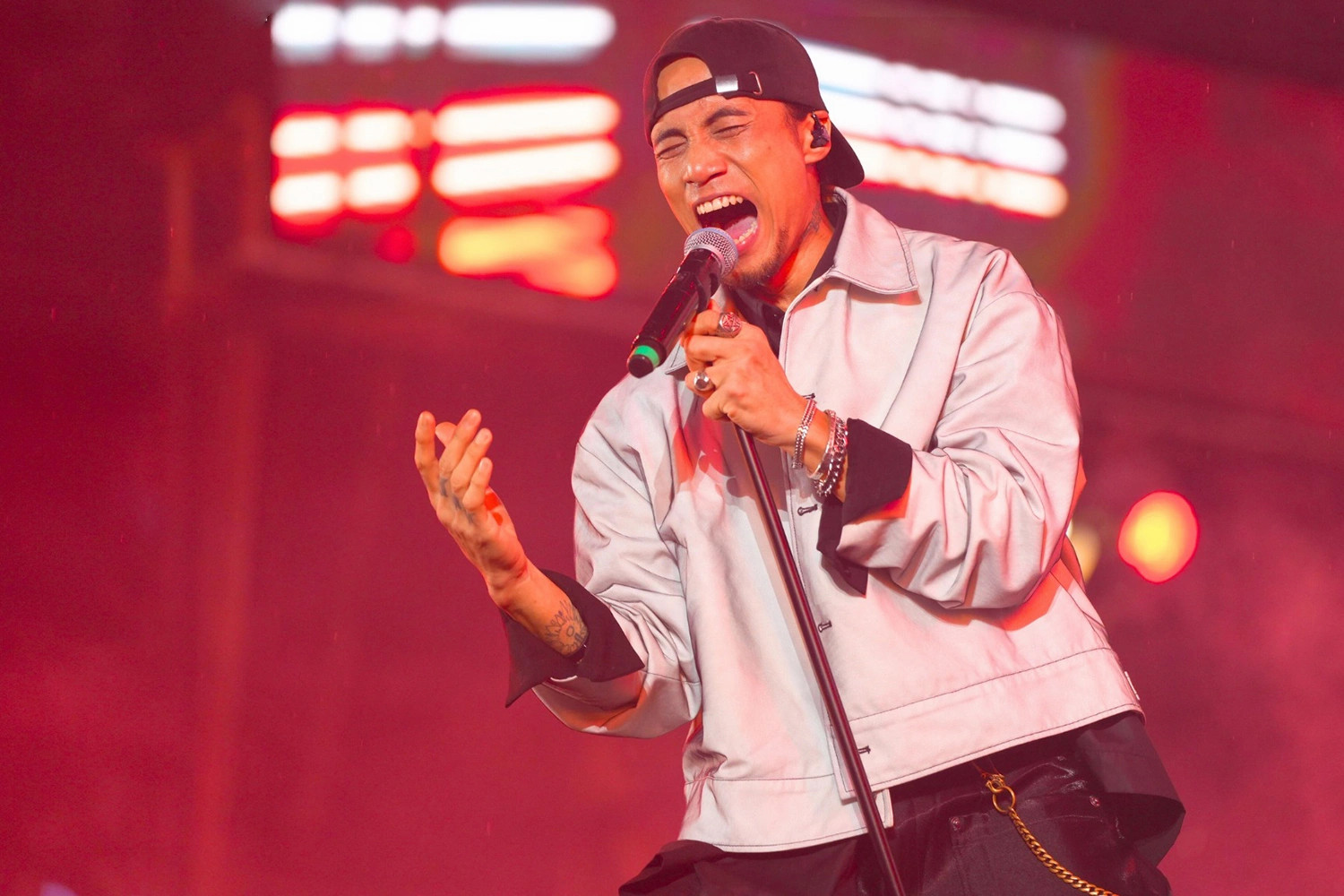 Nam ca sĩ gặp biến cố, cắt liên lạc với vợ con, vào chùa tu, ngày ngày quét sơn tường, tuổi 40 ra sao?- Ảnh 1. Nam ca sĩ gặp biến cố, cắt liên lạc với vợ con, vào chùa tu, ngày ngày quét sơn tường, tuổi 40 ra sao?- Ảnh 1.