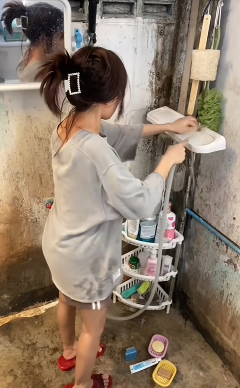 Cuộc sống kì lạ trong toilet 5m2 của cô gái TikTok triệu view - Ảnh 6.