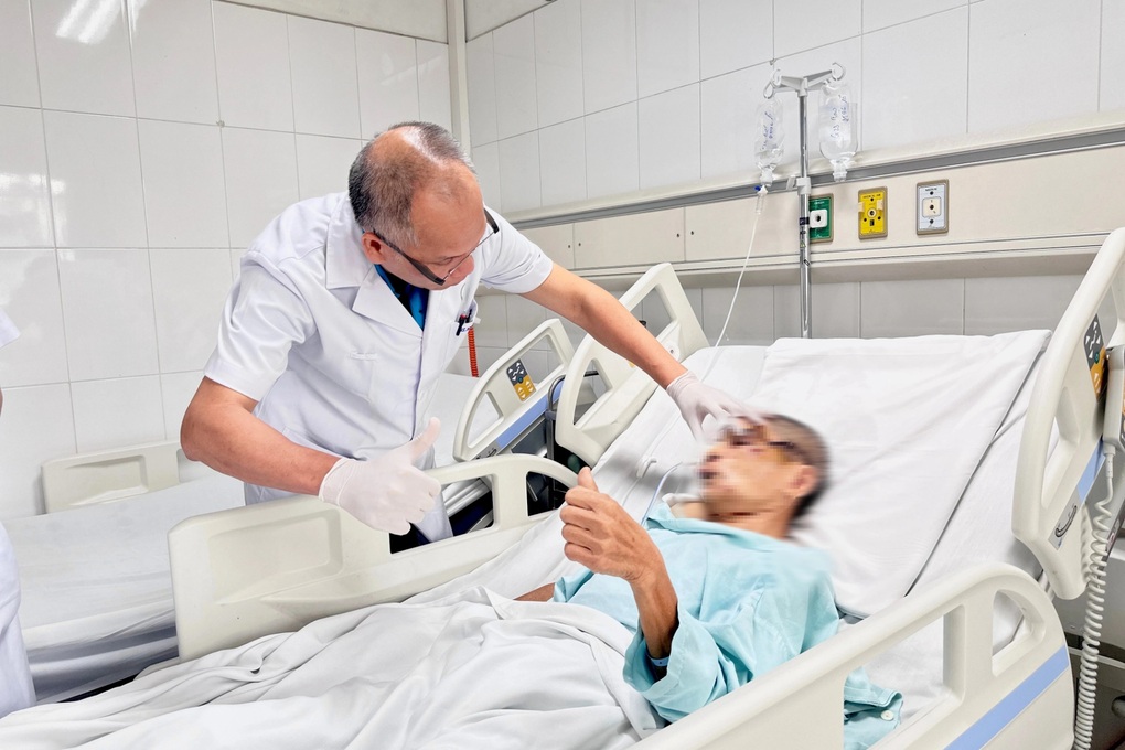 Cứu gương mặt người đàn ông sau tai nạn bước hụt xuống hố thang máy - 1