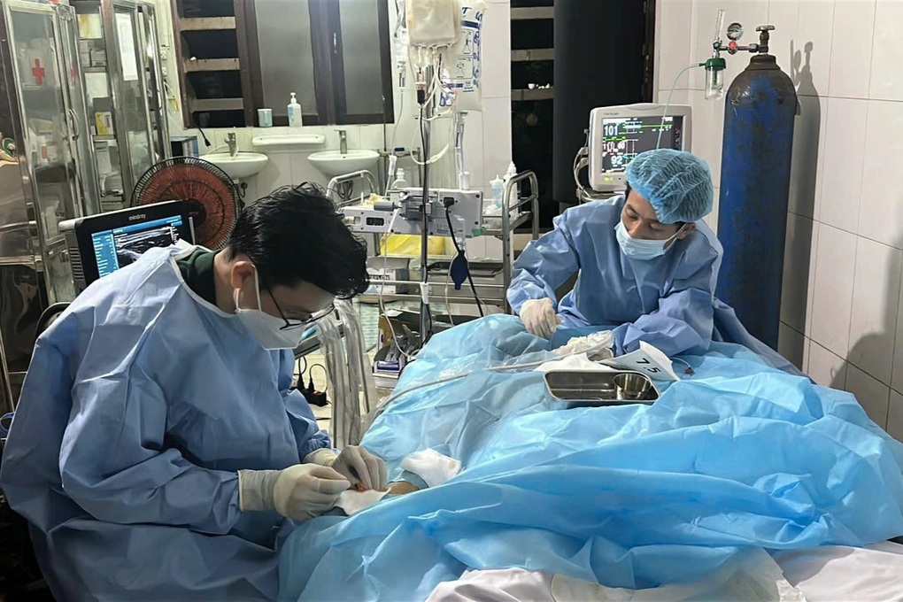 Cứu người mất hơn 3 lít máu sau lặn biển trong phòng mổ dã chiến ngoài đảo - 1