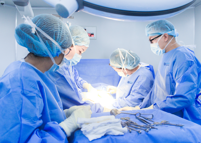 Bác sĩ Mỹ Nhi (thứ hai từ phải sang) cùng êkíp mổ lấy thai. Ảnh: Tuệ Diễm